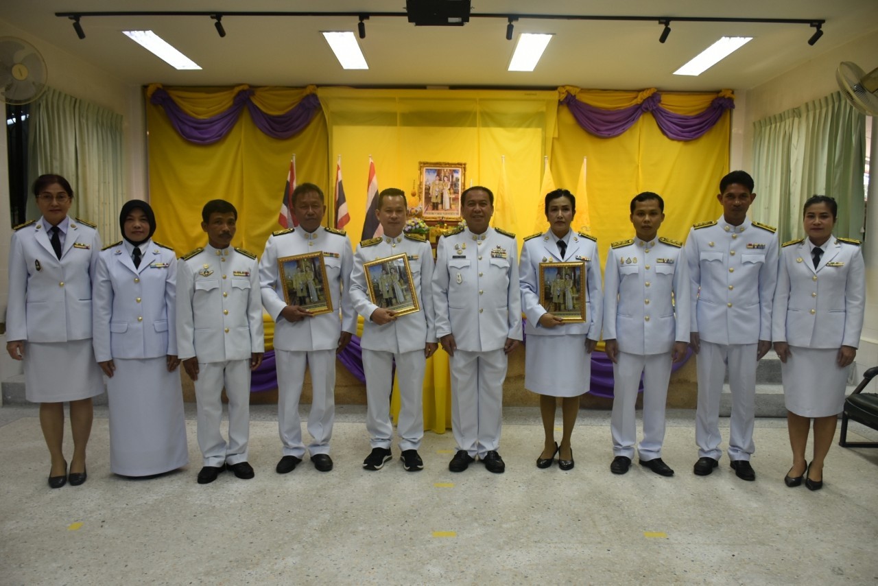 พิธีพระราชทานพระบรมฉายาลักษณ์ พระบาทสมเด็จพระเจ้าอยู่หัวที่ฉายกับสมเด็จพระนางเจ้าฯ พระบรมราชินี